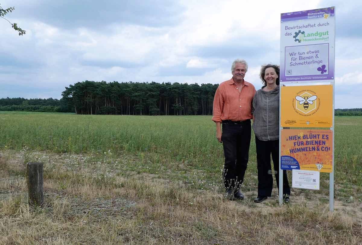Kerstin und Lutz Pahl vom Verein Blühstreifen Beelitz an einer der Flächen, die neuen Lebensraum für Insekten bieten. Quelle: Privat 