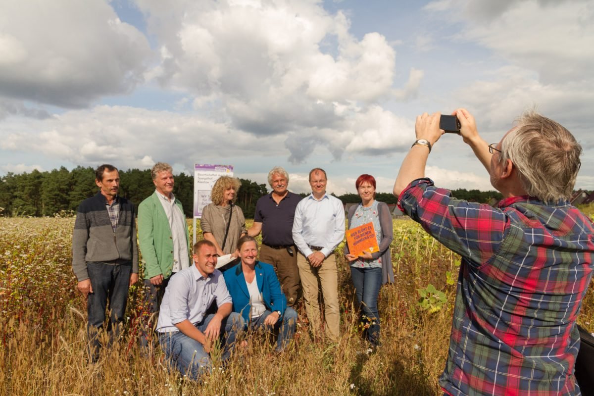 Projektpartner vor der MAZ-KameraFoto-www.enrico.roehner