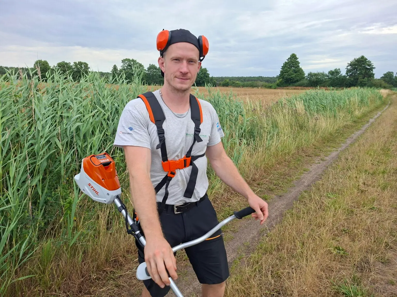 Habitatpflege für Zauneidechsen auf der Streuobstwiese
