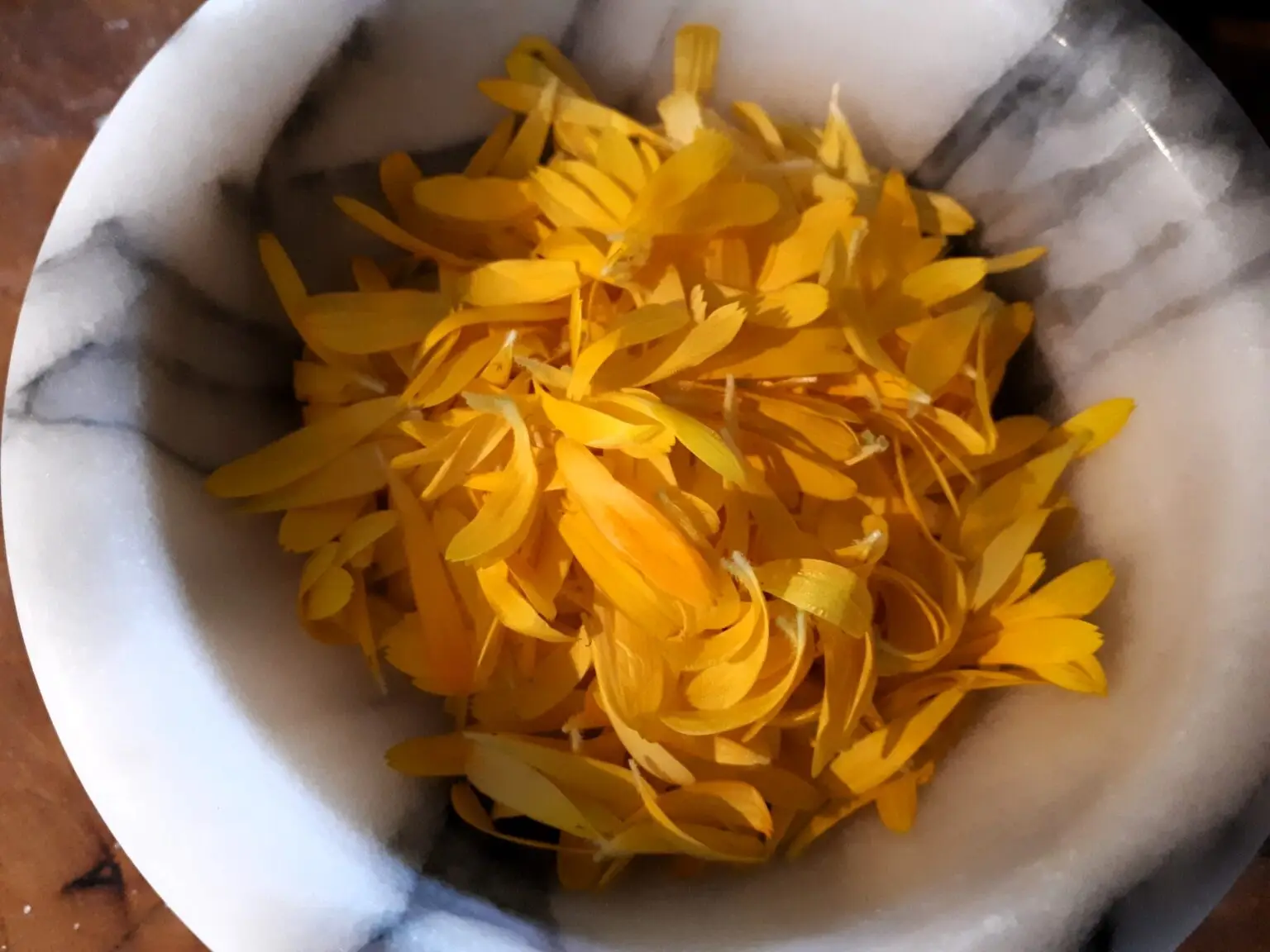 Abgezupfte Ringelblumenblütenblätter